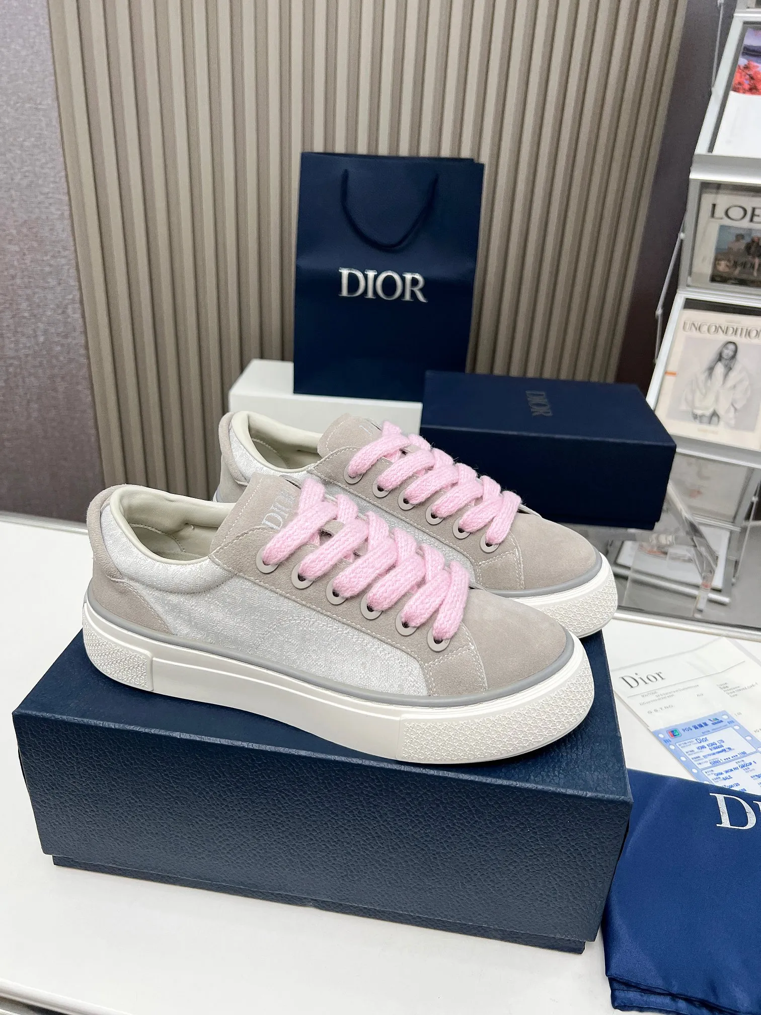 👟👟Ex-factory price 560👟👟 Women's DIOR Dior B33 sneakers, gray and white jacquard fabrics with gray high mercerized suede leather, new products for autumn 2023, reinterpreting classic tennis shoes, the fashionable silhouette highlights the thickness. Crafted from gray and white jacquard with Oblique print and suede panels, it has a distinctive padded tongue embellished with an embossed Dior signature, wide pink mohair laces and brass eyelets with a matte gray finish. The cream-white Dior Oblique patterned rubber sole, enhanced by the contrasting Dior 30 Avenue Montaigne signature on the rear, will add style to casual looks. Size: Women's 35-40 (34, 41 customized, non-refundable) Men's 39-45 (38, 46 customized, non-refundable)